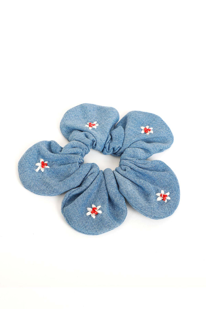 LT. DENIM PERIWINKLE FLOWER SCRUNCHIE