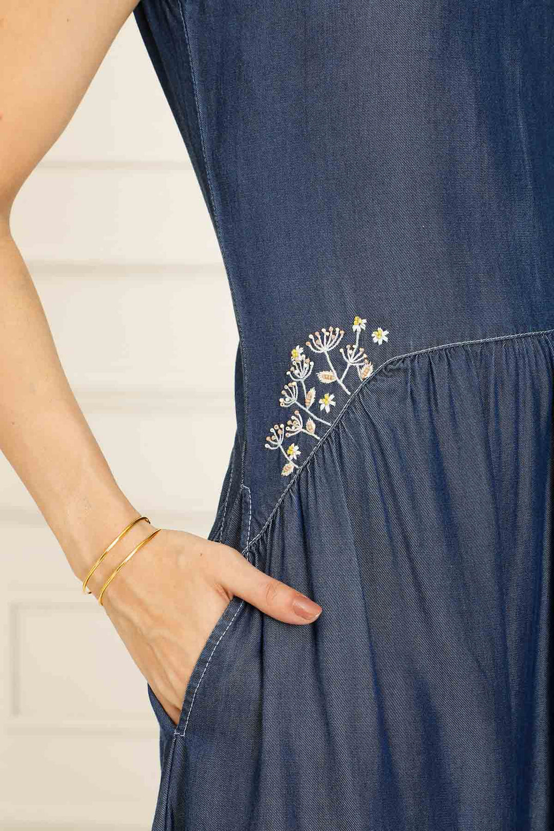 SWEETHEART NECKLINE MIDI DRESS