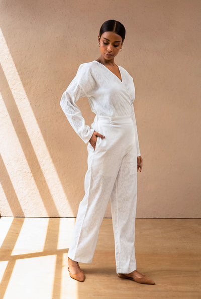 Blanco Jumpsuit with a Overlapped Panel